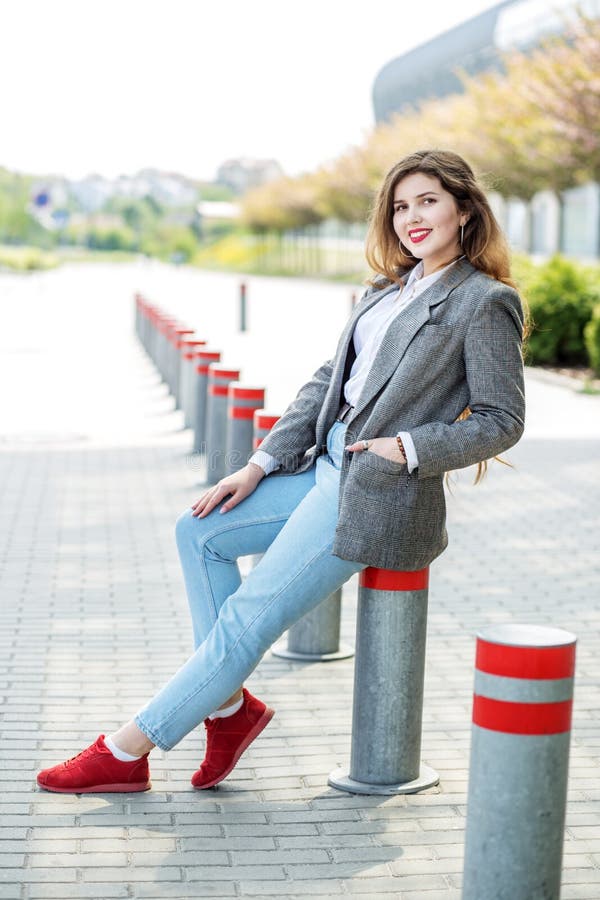 Belle fille mignonne s'asseyant sur la rue Concept de mode de vie, portrait, voyage images stock Belle fille mignonne s'asseyant sur la rue Concept de mode de vie, portrait, voyage images stock