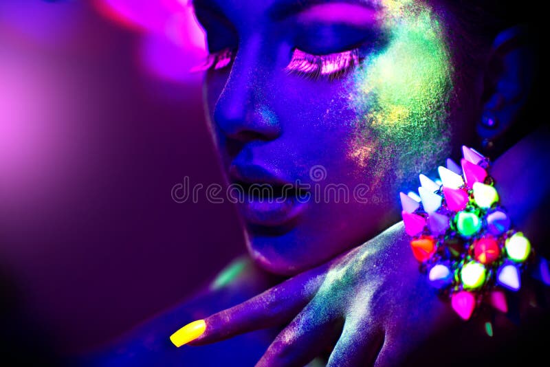 Belle Fille Modèle Avec Le Maquillage Fluorescent Photo stock - Image du  couleur, cils: 72850604