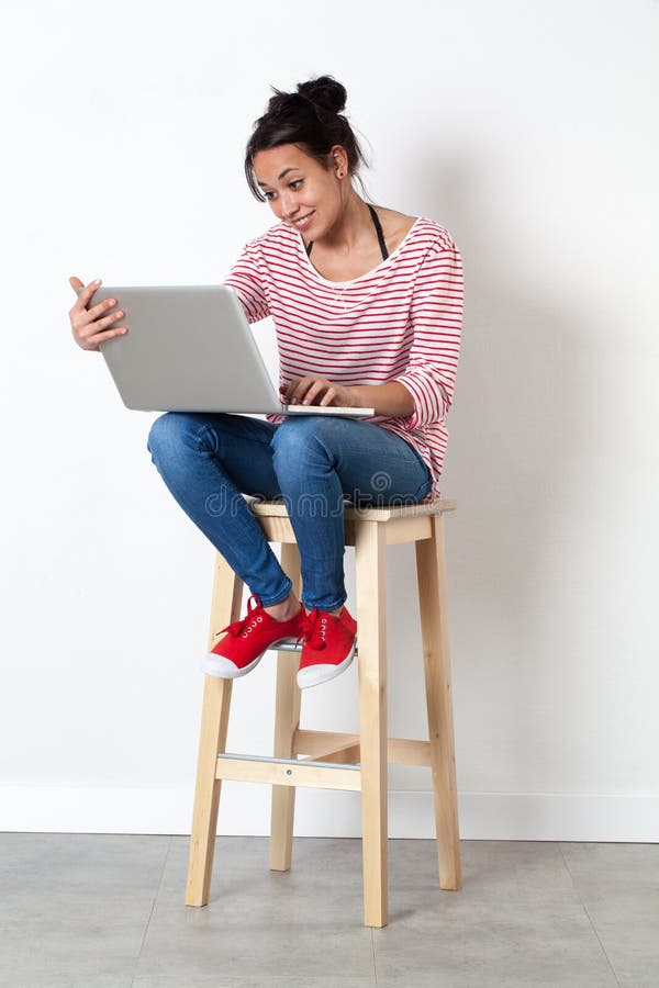 Belle fille multi-ethnique décontractée étudiant ou travaillant sur des vacances images libres de droits Belle fille multi-ethnique décontractée étudiant ou travaillant sur des vacances images libres de droits