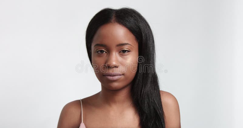 Belle fille noire posant la vidéo banque de vidéos