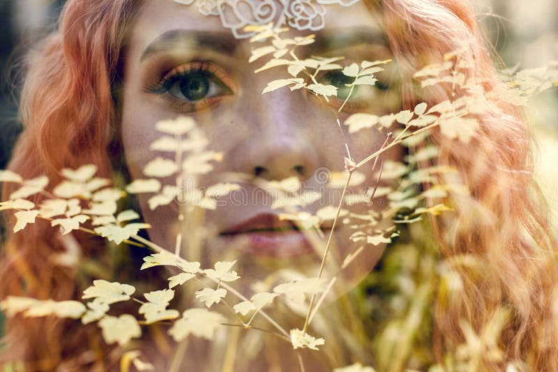 Belle fille norvégienne rousse avec de grands yeux et taches de rousseur sur le visage dans le portrait de forêt du plan rapproch photos stock Belle fille norvégienne rousse avec de grands yeux et taches de rousseur sur le visage dans le portrait de forêt du plan rapproch photos stock