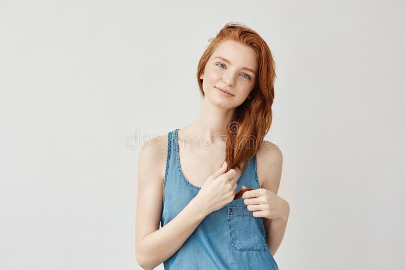 Belle fille rousse avec les cheveux émouvants de sourire de taches de rousseur photo stock Belle fille rousse avec les cheveux émouvants de sourire de taches de rousseur photo stock