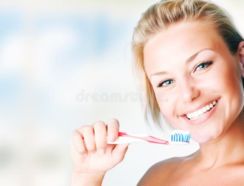 Belle fille se brossant les dents photos libres de droits Belle fille se brossant les dents photos libres de droits