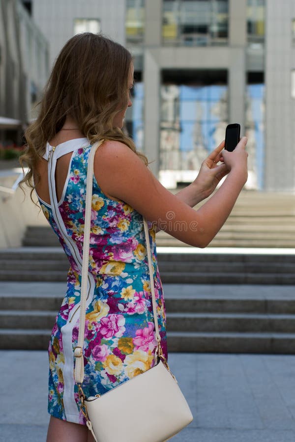 Belle fille se tenant sur les rues une de la ville photo libre de droits Belle fille se tenant sur les rues une de la ville photo libre de droits