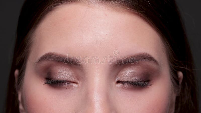 Belle fille verte. une fille avec un beau maquillage regarde la caméra closeup. maquillage professionnel et peau cosmétique