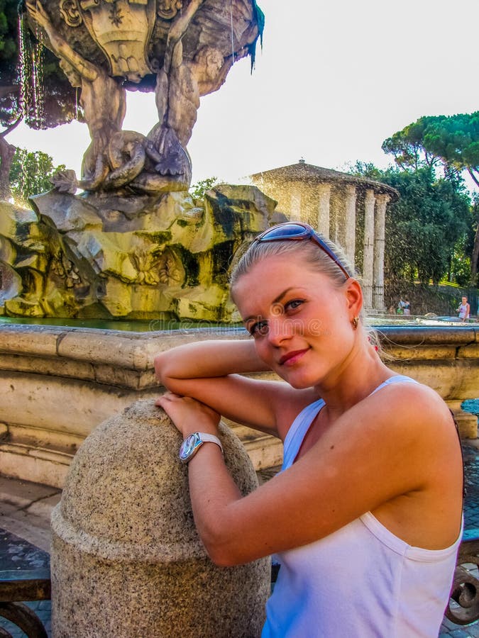 Belle fille à Rome images stock Belle fille à Rome images stock