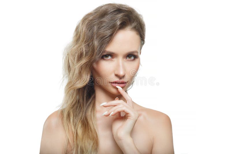 Belle fille élégante avec les cheveux débordants regardant la caméra avec l'expression du visage heureuse joyeuse photo stock Belle fille élégante avec les cheveux débordants regardant la caméra avec l'expression du visage heureuse joyeuse photo stock