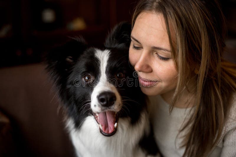 Belle fille élégante de portrait avec le chien border collie photos libres de droits Belle fille élégante de portrait avec le chien border collie photos libres de droits