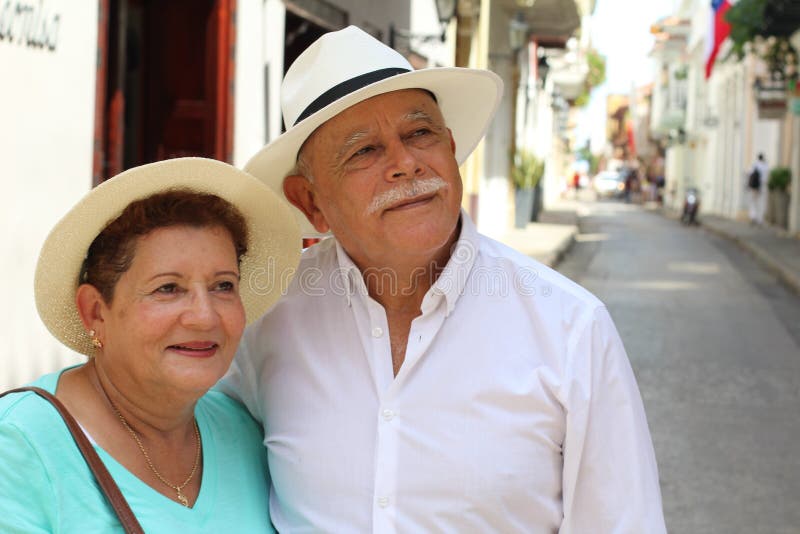 Belle fin hispanique supérieure d'extérieur de couples photo stock Belle fin hispanique supérieure d'extérieur de couples photo stock