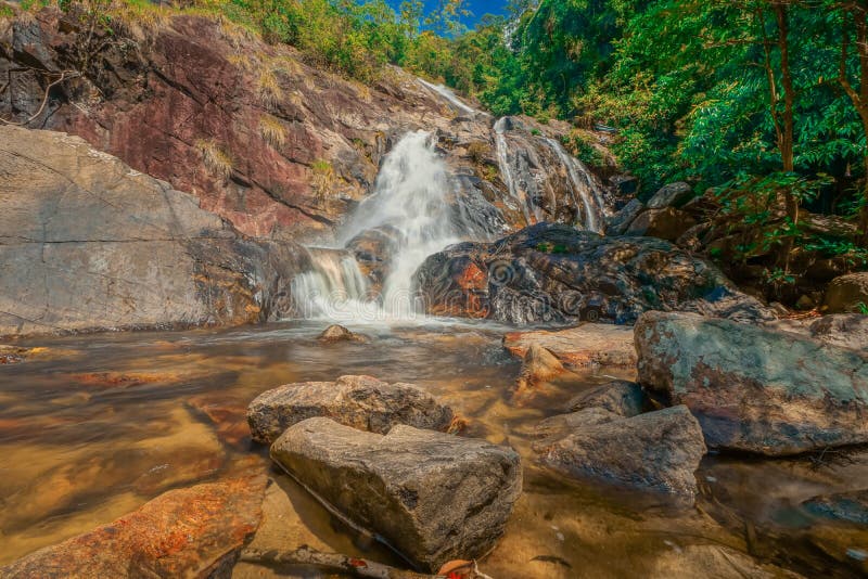 Belle foresta e cascata a Ton Nga Chang Waterfall, Songkhla, Tailandia