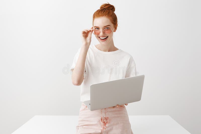 Belle free lance femminili in occhiali da sole alla moda, appoggiandosi tavola, guardando fisso alla macchina fotografica, sorrid fotografia stock libera da diritti Belle free lance femminili in occhiali da sole alla moda, appoggiandosi tavola, guardando fisso alla macchina fotografica, sorrid fotografia stock libera da diritti