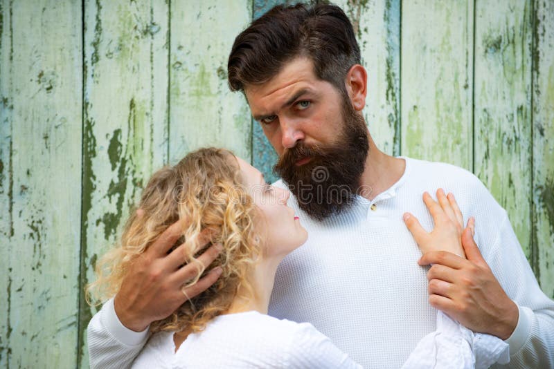 belle giovani coppie che baciano e che abbracciano Belle giovani coppie che aspettano per baciare Fiducia nell'amore Coppie sensu fotografia stock libera da diritti belle giovani coppie che baciano e che abbracciano Belle giovani coppie che aspettano per baciare Fiducia nell'amore Coppie sensu fotografia stock libera da diritti