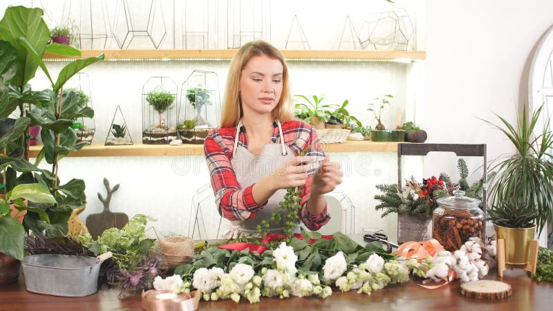 Belle giovani donne bionde che fanno la moda moderna bouquet di fiori diversi