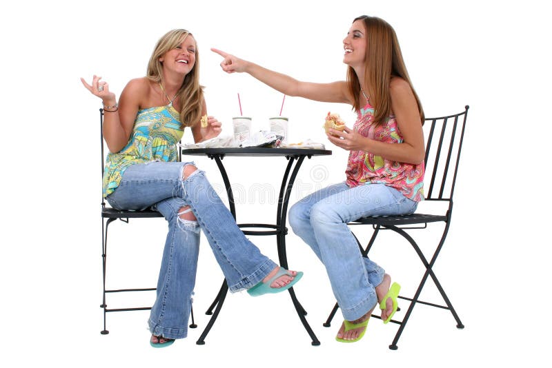 Belle giovani donne che hanno pranzo insieme fotografie stock