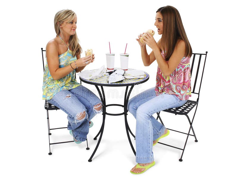 Belle giovani donne che hanno pranzo insieme immagine stock libera da diritti