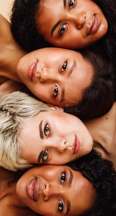 Belle giovani donne che si trovano sopra a vicenda fotografie stock libere da diritti Belle giovani donne che si trovano sopra a vicenda fotografie stock libere da diritti