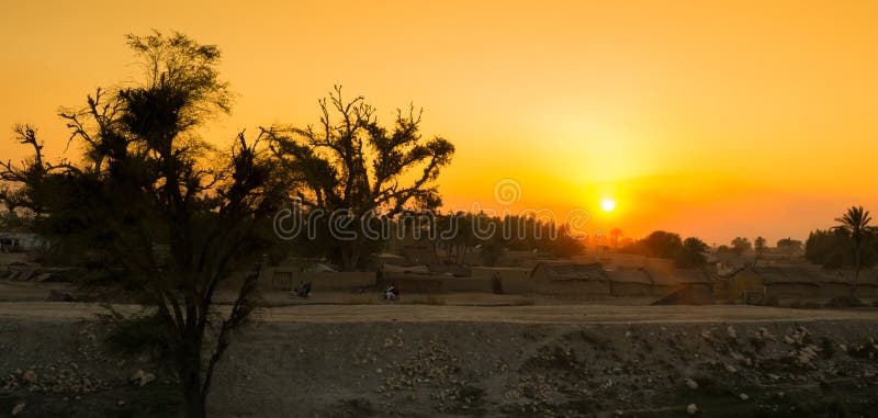Belle image de paysage de coucher du soleil au-dessus d'un village photographie stock libre de droits Belle image de paysage de coucher du soleil au-dessus d'un village photographie stock libre de droits