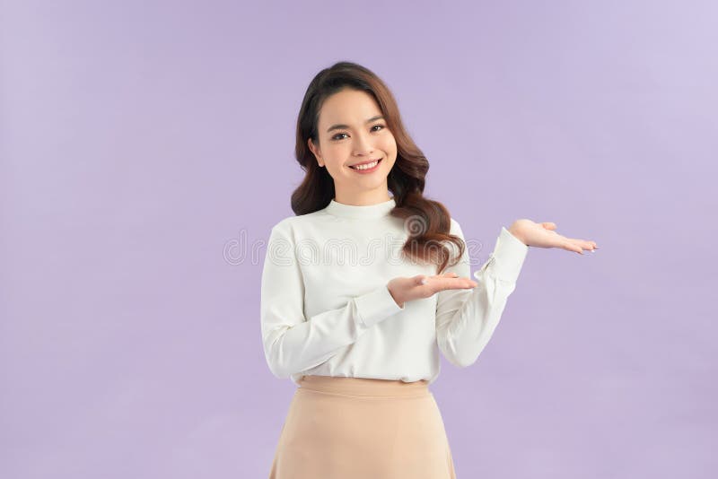 Belle jeune asiatique femme montrer main de palme sur fond de couleur photo libre de droits