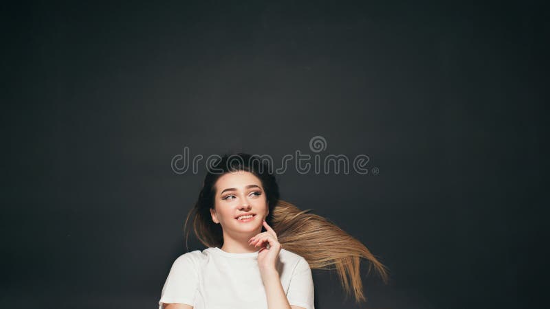 Belle jeune femme aux cheveux longs couché sur la vue de dessus de studio de fond de fille heureuse noire aux étudiants photographie stock libre de droits