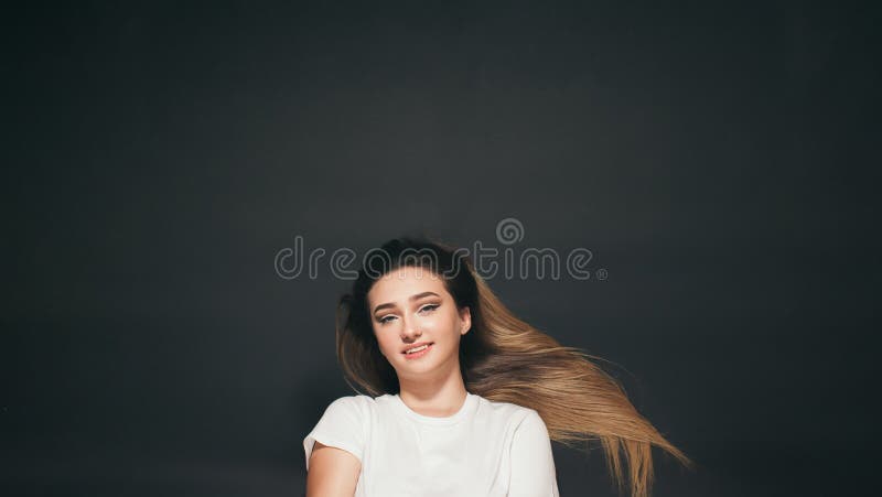 Belle jeune femme aux cheveux longs couché sur la vue de dessus de studio de fond de fille heureuse noire aux étudiants photos libres de droits