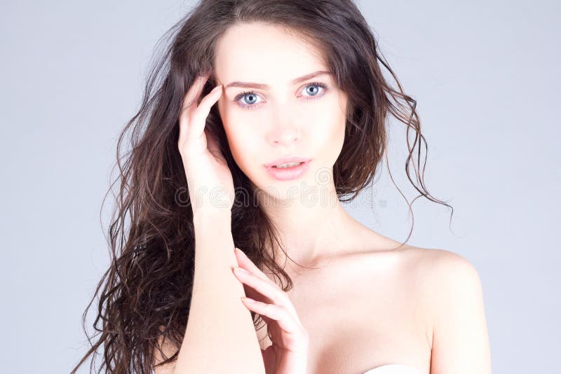 Belle jeune femme avec de grands yeux bleus et tête émouvante de cheveux bouclés Beau visage de femme photo libre de droits Belle jeune femme avec de grands yeux bleus et tête émouvante de cheveux bouclés Beau visage de femme photo libre de droits