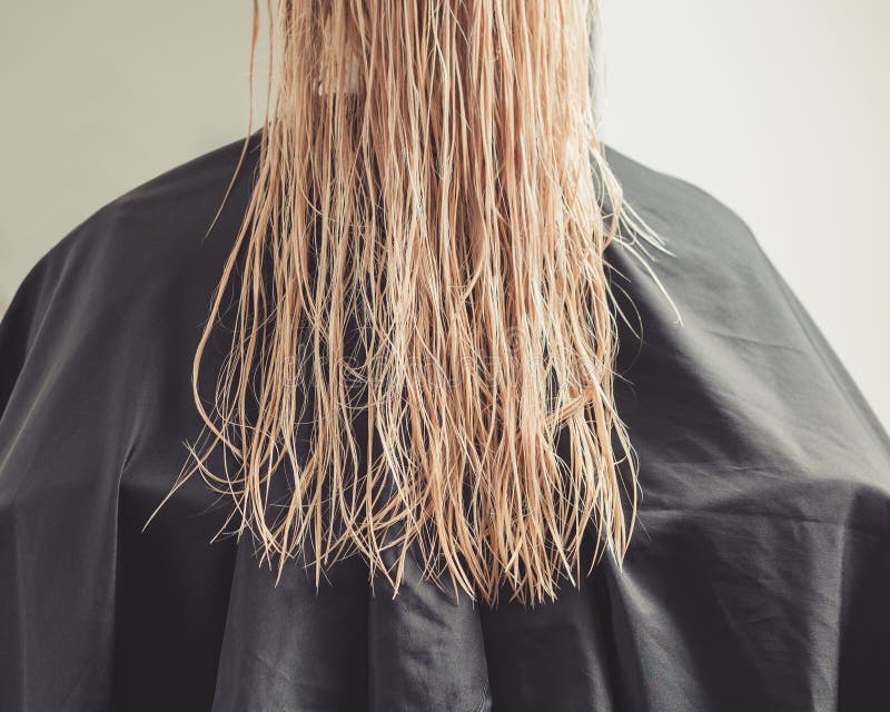Belle jeune femme avec de longs cheveux blonds humides photo stock Belle jeune femme avec de longs cheveux blonds humides photo stock