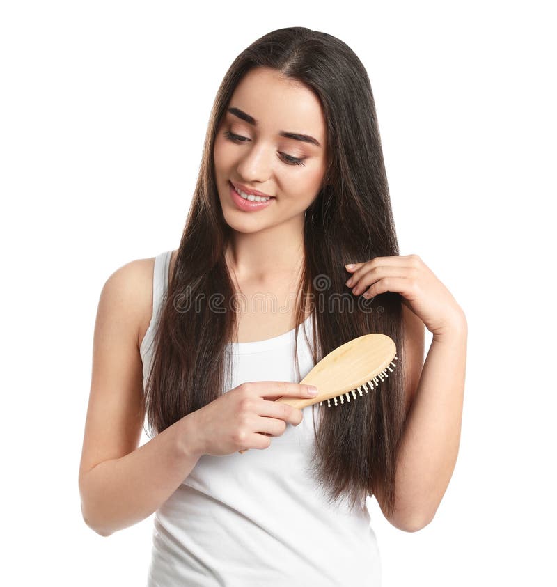 Belle jeune femme avec la brosse de cheveux sur le blanc photo stock Belle jeune femme avec la brosse de cheveux sur le blanc photo stock