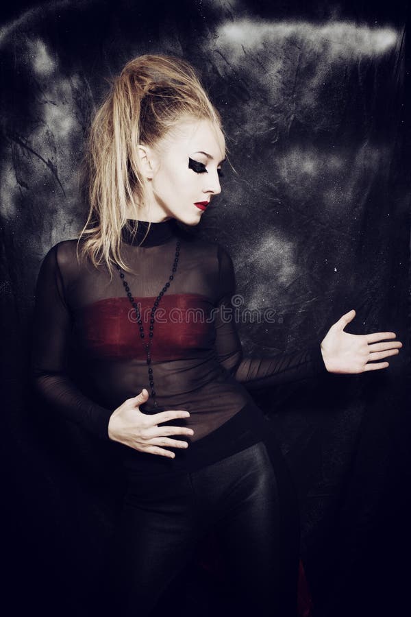 Belle jeune femme avec le maquillage gothique photographie stock libre de droits Belle jeune femme avec le maquillage gothique photographie stock libre de droits