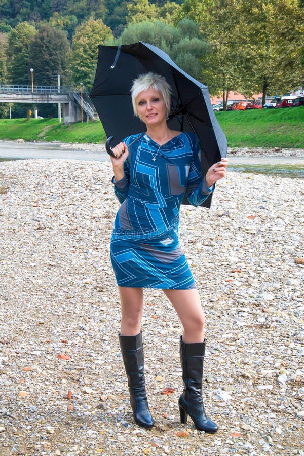 Belle jeune femme avec le parapluie photo stock Belle jeune femme avec le parapluie photo stock