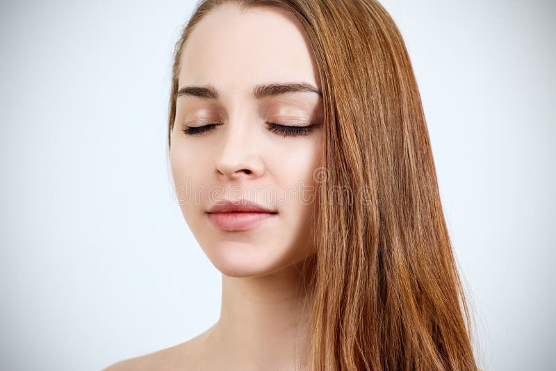 Belle jeune femme avec les yeux fermés et la peau parfaite photos stock Belle jeune femme avec les yeux fermés et la peau parfaite photos stock