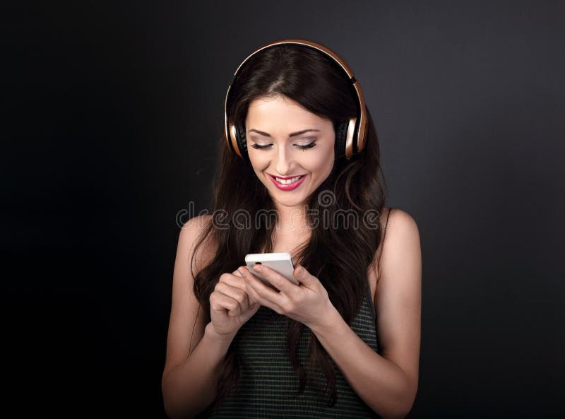 Belle jeune femme calme écoutant la musique dans le headp sans fil photos stock Belle jeune femme calme écoutant la musique dans le headp sans fil photos stock