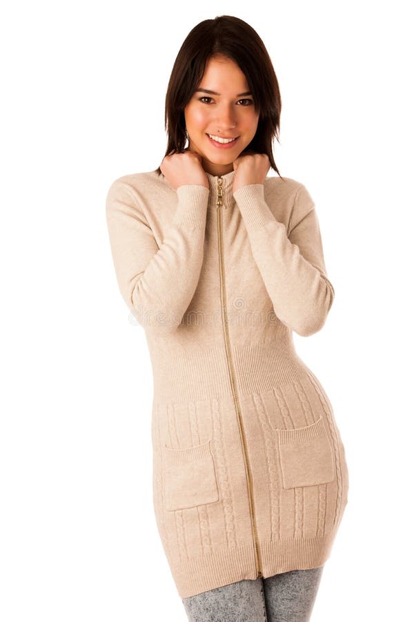 Belle jeune femme caucasienne asiatique dans le studio de chandail et de jeans photo stock Belle jeune femme caucasienne asiatique dans le studio de chandail et de jeans photo stock