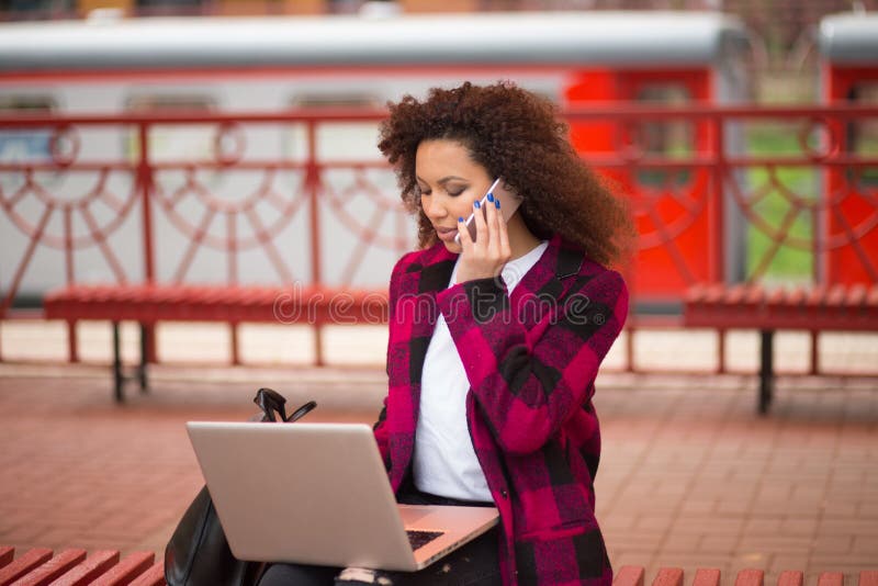 Belle jeune femme d'affaires asiatique mignonne dans le café, utilisant le comprimé numérique et le sourire potable de café photo stock Belle jeune femme d'affaires asiatique mignonne dans le café, utilisant le comprimé numérique et le sourire potable de café photo stock
