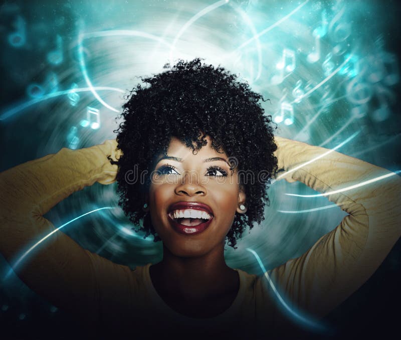 Belle jeune femme d'Afro-américain écoutant la musique coulante en ligne photographie stock