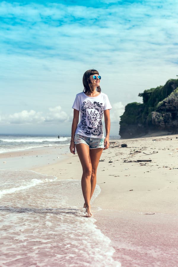 Belle jeune femme dans des lunettes de soleil posant sur la plage d'une île tropicale de Bali, Indonésie