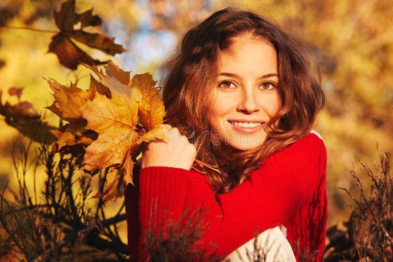 Belle jeune femme dans le chandail en parc d'automne photo stock Belle jeune femme dans le chandail en parc d'automne photo stock