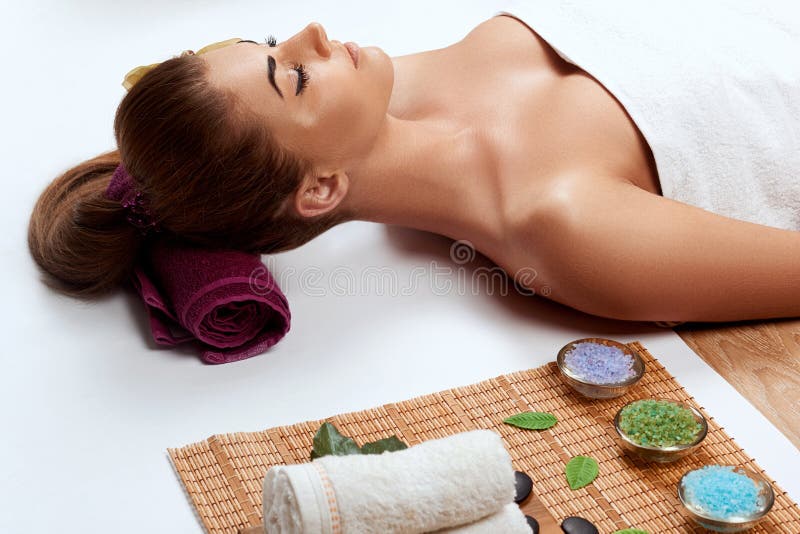 Belle jeune femme dans le salon de station thermale Femelle de massage de visage Traitement facial cosm?tologie Soin de fuselage photographie stock Belle jeune femme dans le salon de station thermale Femelle de massage de visage Traitement facial cosm?tologie Soin de fuselage photographie stock