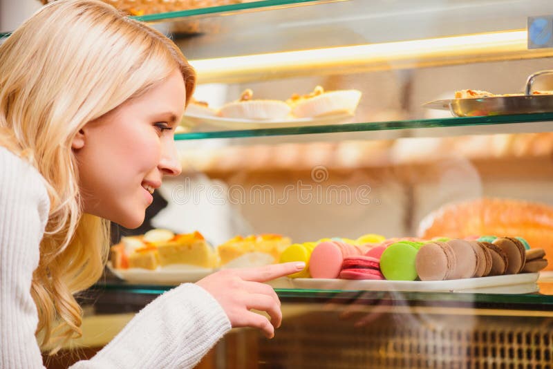 Belle jeune femme dans une confiserie photo stock Belle jeune femme dans une confiserie photo stock
