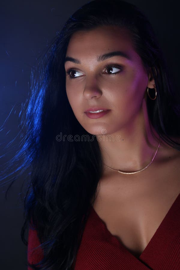 Belle jeune femme de Latina portant une robe rouge photographie stock libre de droits Belle jeune femme de Latina portant une robe rouge photographie stock libre de droits
