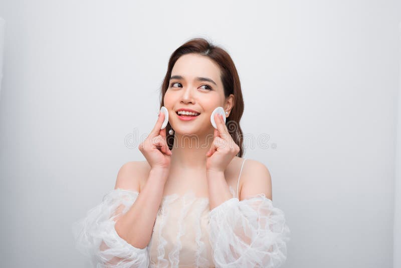 Belle jeune femme de sourire avec les protections de coton propres Traitement facial Visage de famale de soins de la peau de beau photo libre de droits Belle jeune femme de sourire avec les protections de coton propres Traitement facial Visage de famale de soins de la peau de beau photo libre de droits
