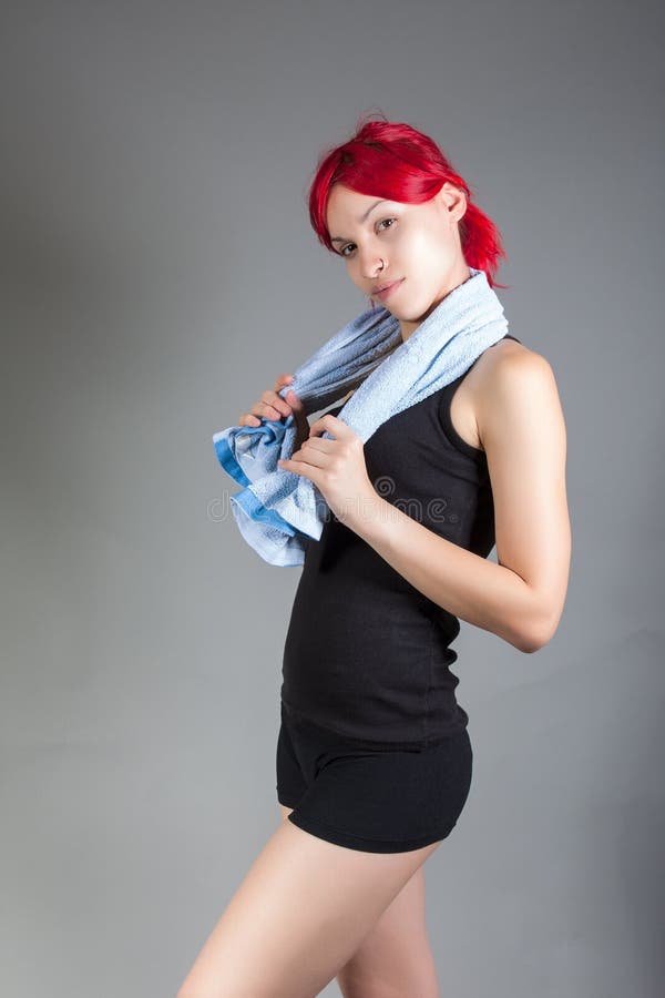Belle jeune femme de sport avec la serviette photographie stock libre de droits Belle jeune femme de sport avec la serviette photographie stock libre de droits