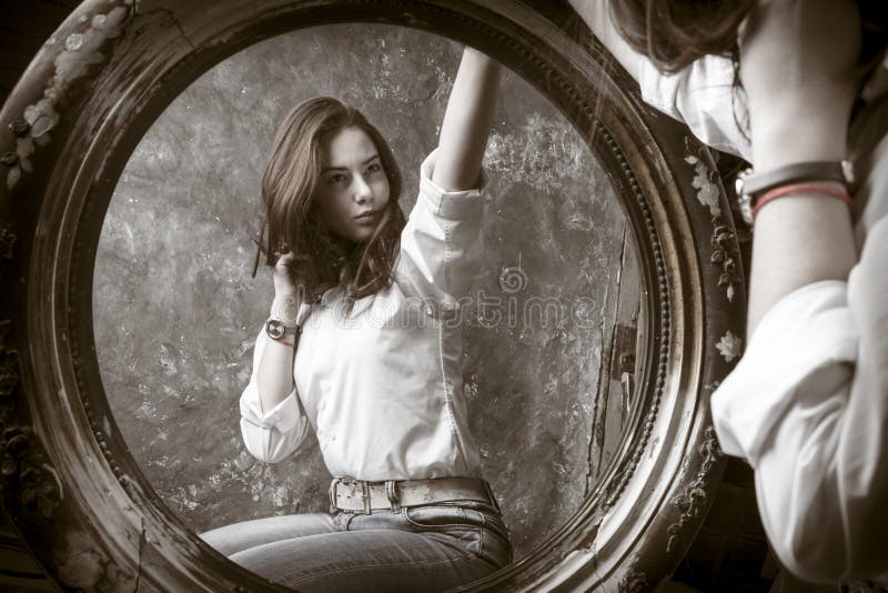 Belle Jeune Femme Donnant Sur Son Reflet Dans Le Miroir Image stock - Image  du personne, mignon: 203838831