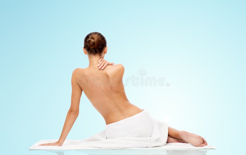 Belle jeune femme en serviette blanche avec le dessus nu photographie stock libre de droits Belle jeune femme en serviette blanche avec le dessus nu photographie stock libre de droits