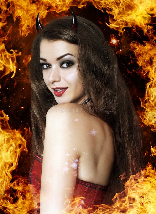 Belle jeune femme en tant que diable sexy photo libre de droits Belle jeune femme en tant que diable sexy photo libre de droits