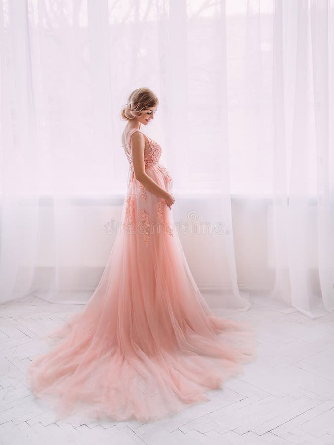 Belle jeune femme enceinte dans une belle robe photo stock Belle jeune femme enceinte dans une belle robe photo stock