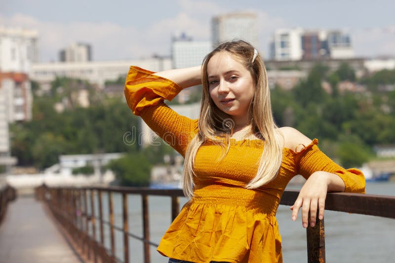 Belle jeune femme ext?rieure Appr?ciez la nature Parc de sourire sain de fille au printemps photos libres de droits Belle jeune femme ext?rieure Appr?ciez la nature Parc de sourire sain de fille au printemps photos libres de droits