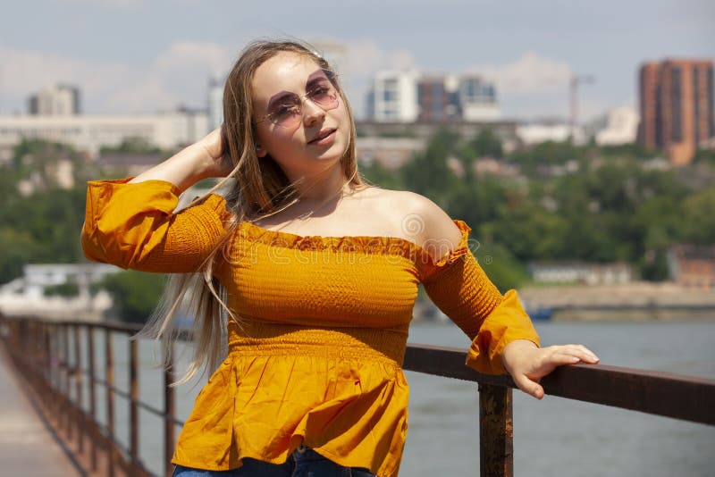 Belle jeune femme ext?rieure Appr?ciez la nature Parc de sourire sain de fille au printemps photographie stock libre de droits Belle jeune femme ext?rieure Appr?ciez la nature Parc de sourire sain de fille au printemps photographie stock libre de droits