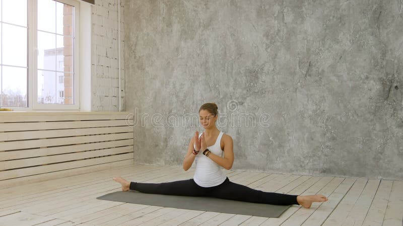 Belle jeune femme faisant le jumeau dans le studio de danse photographie stock libre de droits Belle jeune femme faisant le jumeau dans le studio de danse photographie stock libre de droits