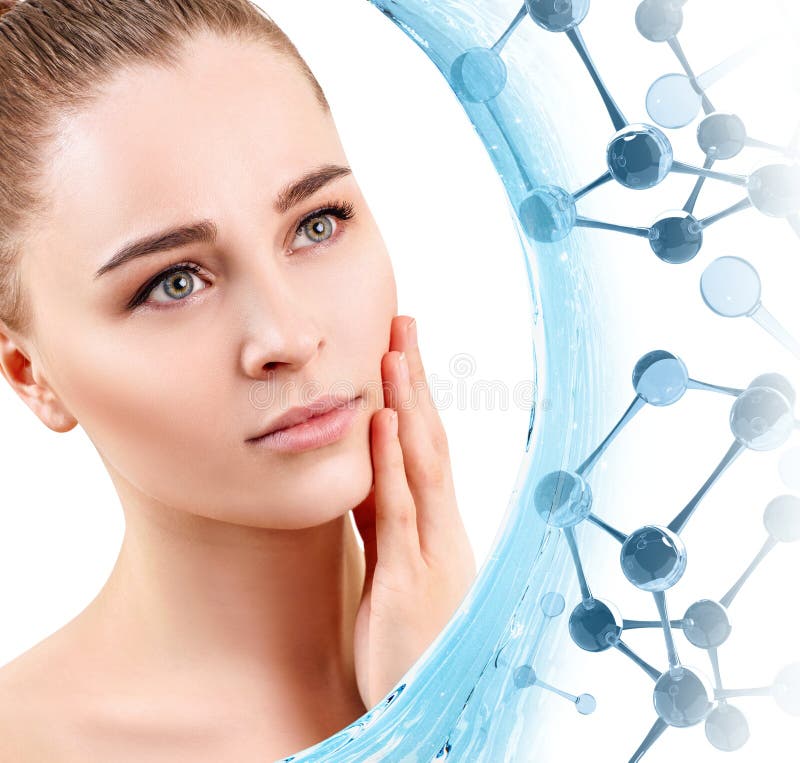 Belle jeune femme parmi les molécules en verre bleues images stock Belle jeune femme parmi les molécules en verre bleues images stock