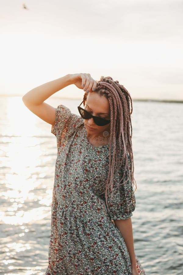 Belle jeune femme romantique avec les tresses africaines dans la robe sur la plage, temps de vacances d'été image stock Belle jeune femme romantique avec les tresses africaines dans la robe sur la plage, temps de vacances d'été image stock